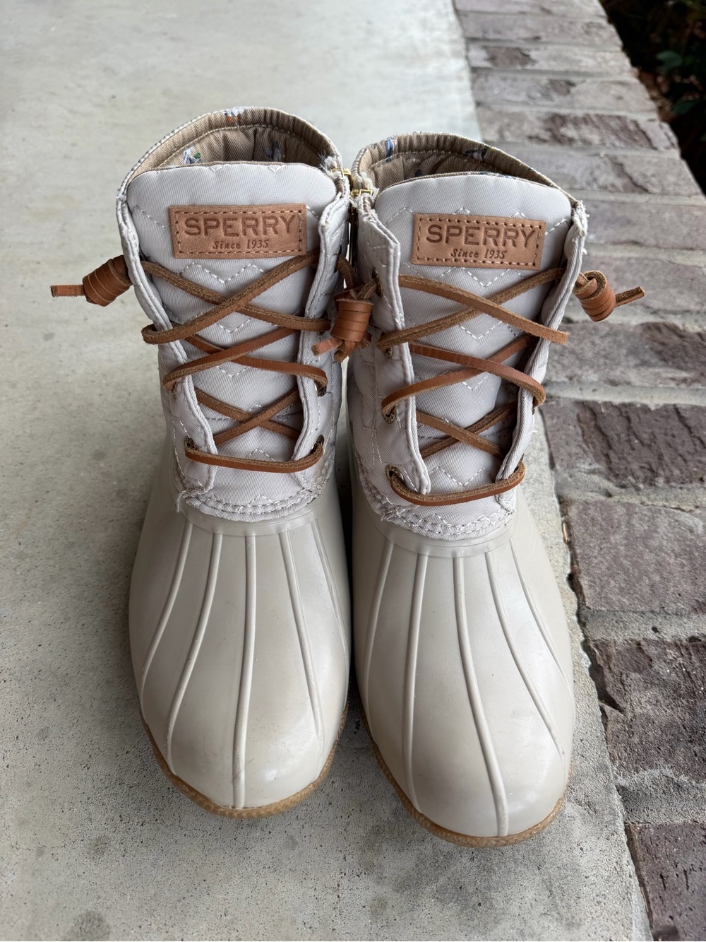 Sperry Women's Khaki and White Lined Shoe Interior Label